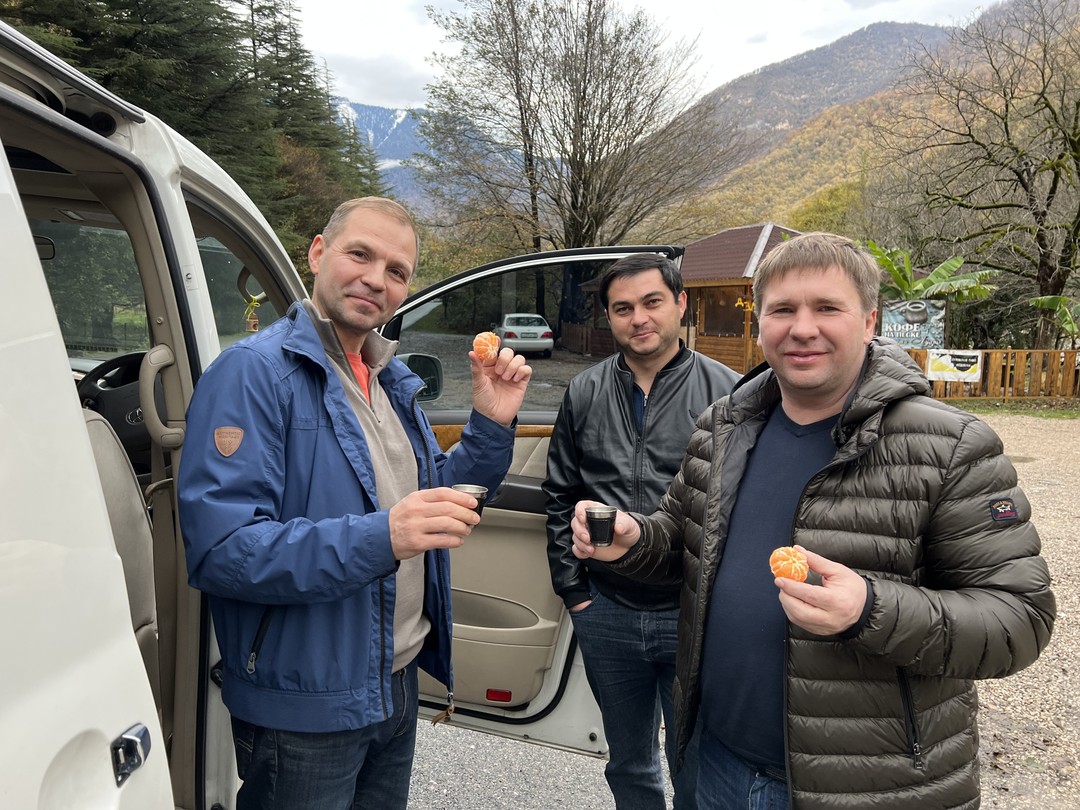 На выходные прилетели с друзьями в Сочи. Решили съездить в Абхазию, забронировали тур. За нами приехал