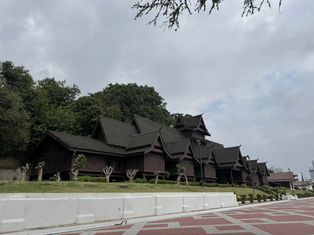 Всем очень рекомендую, обращайтесь к Юлии. Профессионально, приятно, интересно, вкусно, познавательно. Много исторических деталей, общей информации