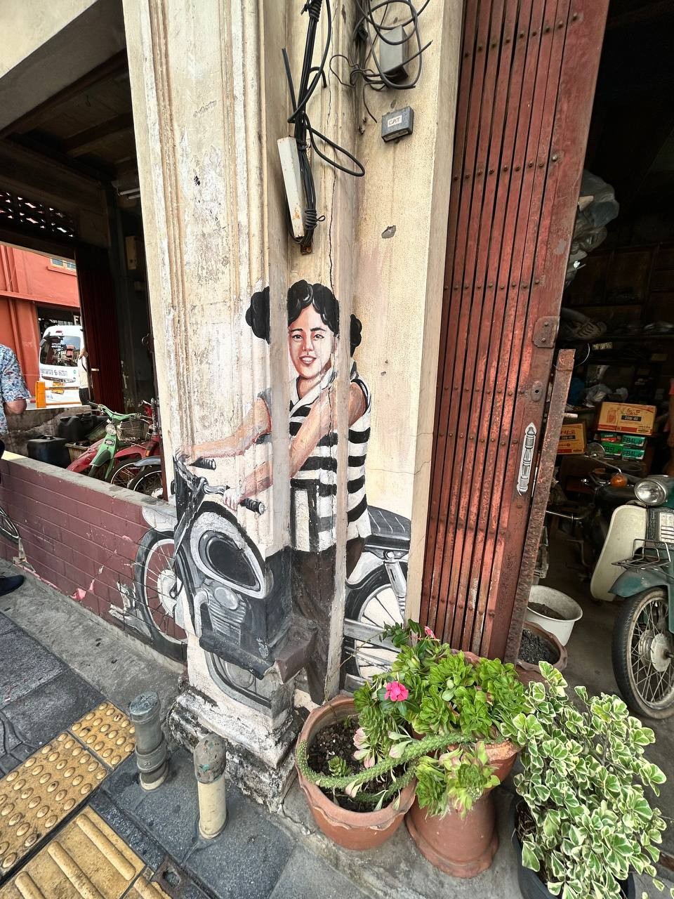 Пхукет-таун хоть и небольшой, но очень многогранный. Мы были тут не первый раз, но на экскурсии