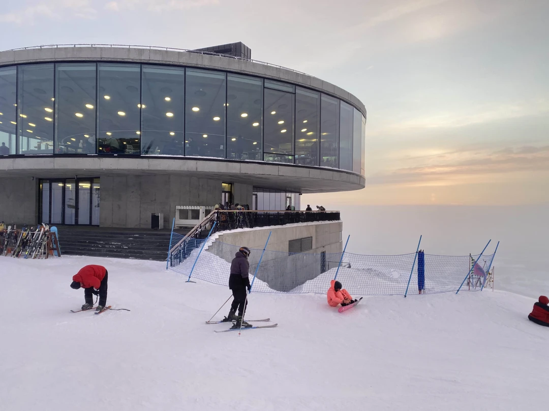 The guide picked us up on time to take us to bigwood Ski Resort, where he