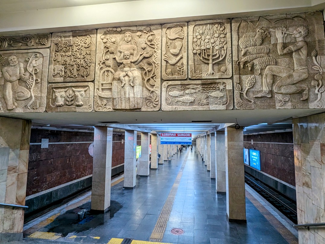 Очень интересный структурный рассказ про метро и как оно устроено, архитектурные и технические аспекты. Понравилось, что