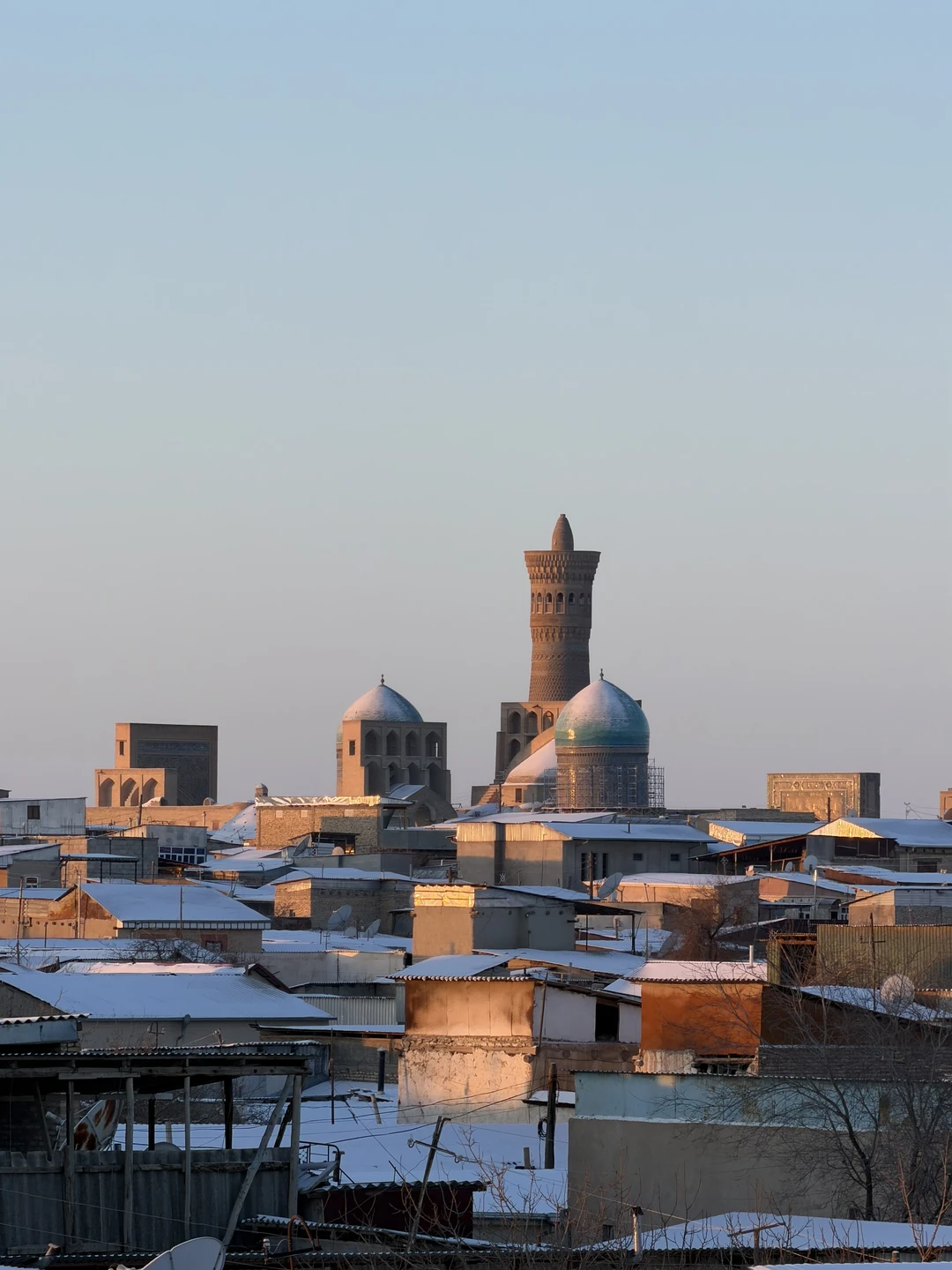 Экскурсия пешеходная, и это ее огромный плюс. Всё компактно, логично, без лишней суеты и переездов. Темп был комфортным, с паузами на фотографии, чай