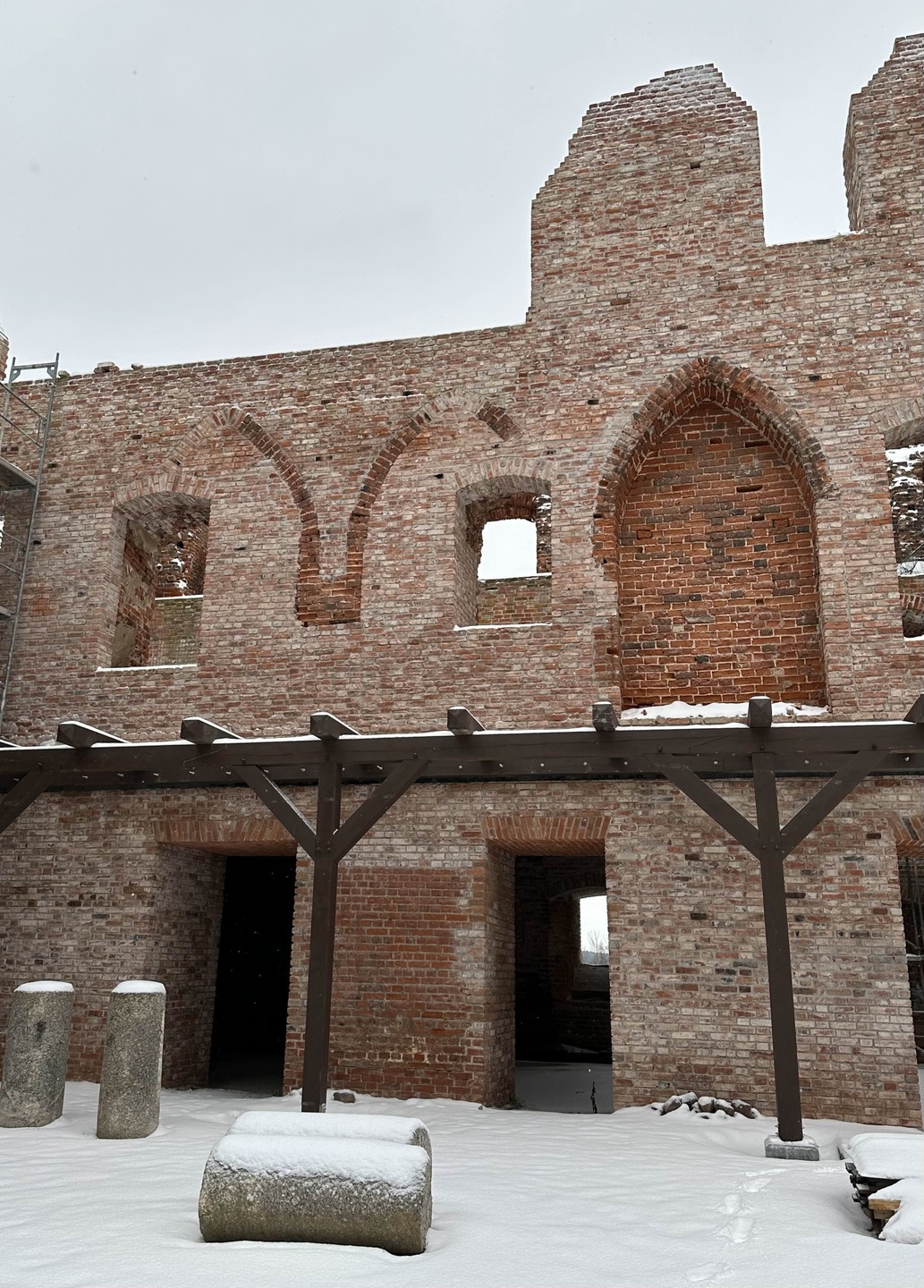 Арина прекрасный гид, в автобусе доносилась информация замечательно. Но было плохо слышно всей группе на улице