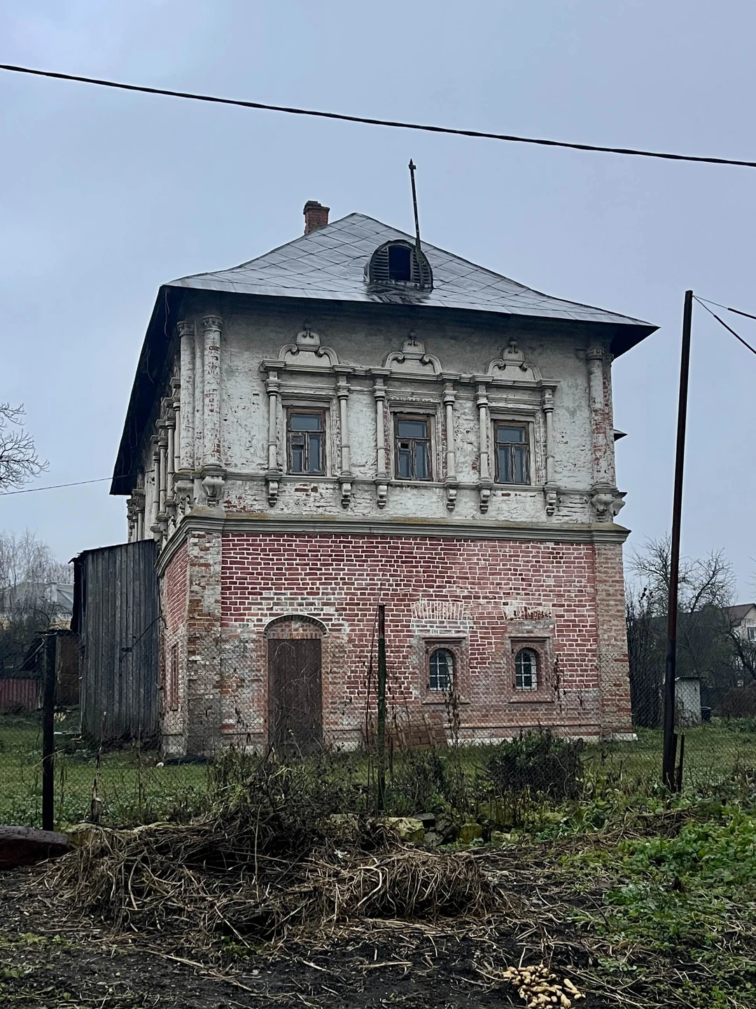 Петр - отличный рассказчик, очень харизматичный экскурсовод с прекрасным чувством юмора! Спасибо за прекрасно проверенное время!