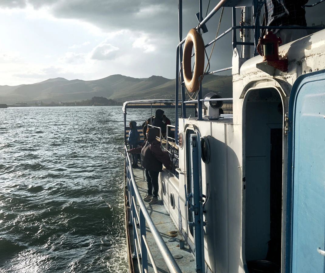 Севанский круиз на теплоходе: древний монастырь и чайки на закате