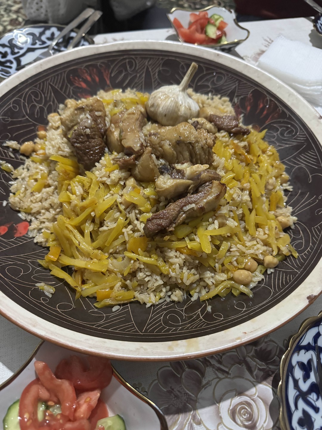 Попали в настоящую семью, в обычный узбекский быт, к милым и открытым людям. Прошли весь цикл приготовления плова, рекомендую такую экскурсию!