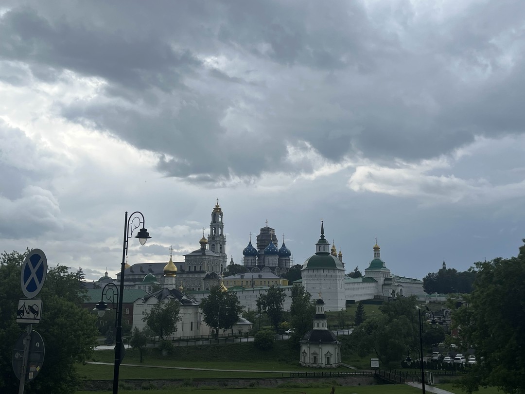 Экскурсия прошла в комфортном темпе, с остановками для созерцания и фотографирования прекрасных видов Лавры после летнего