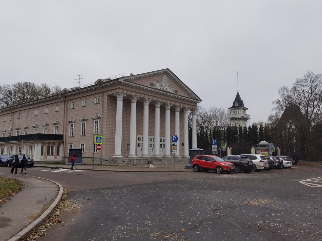 Экскурсия очень понравилась. Несмотря на современные особенности Каменного острова (высокие заборы у некоторых дач и особняков)