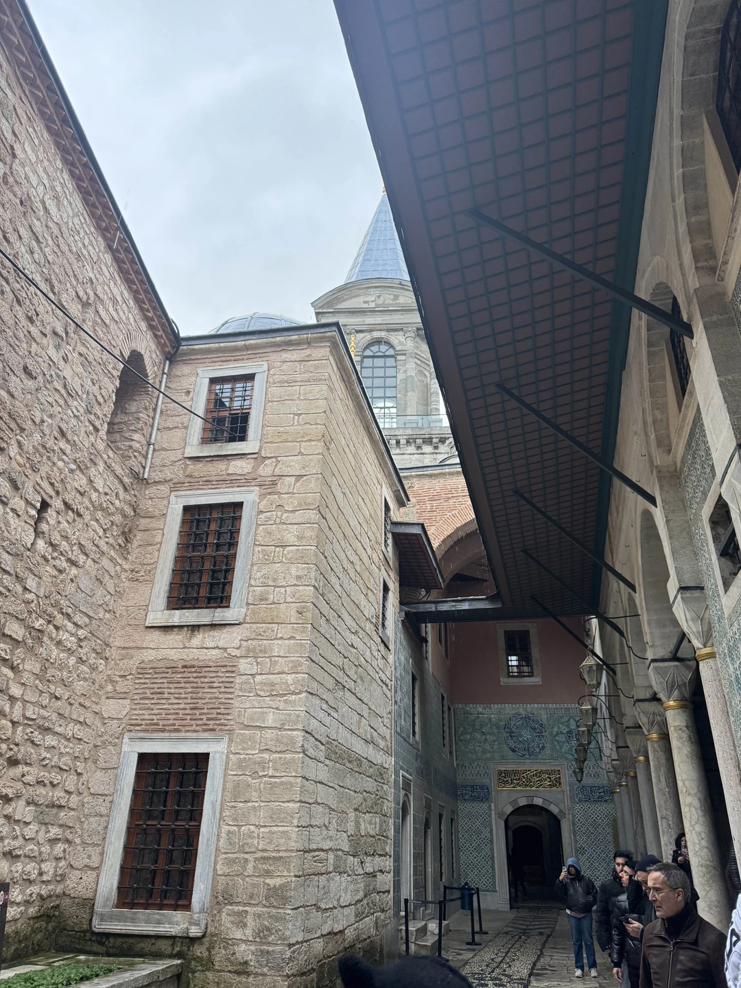 Большое спасибо за экскурсию! Мустафа очень хорошо и развернуто рассказывает историю. Было холодно, но это не