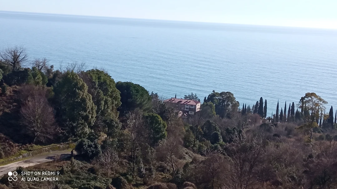 Не смотря на не сезон для Абхазии, путешествие в феврале очень комфортно по этой стране. Нет