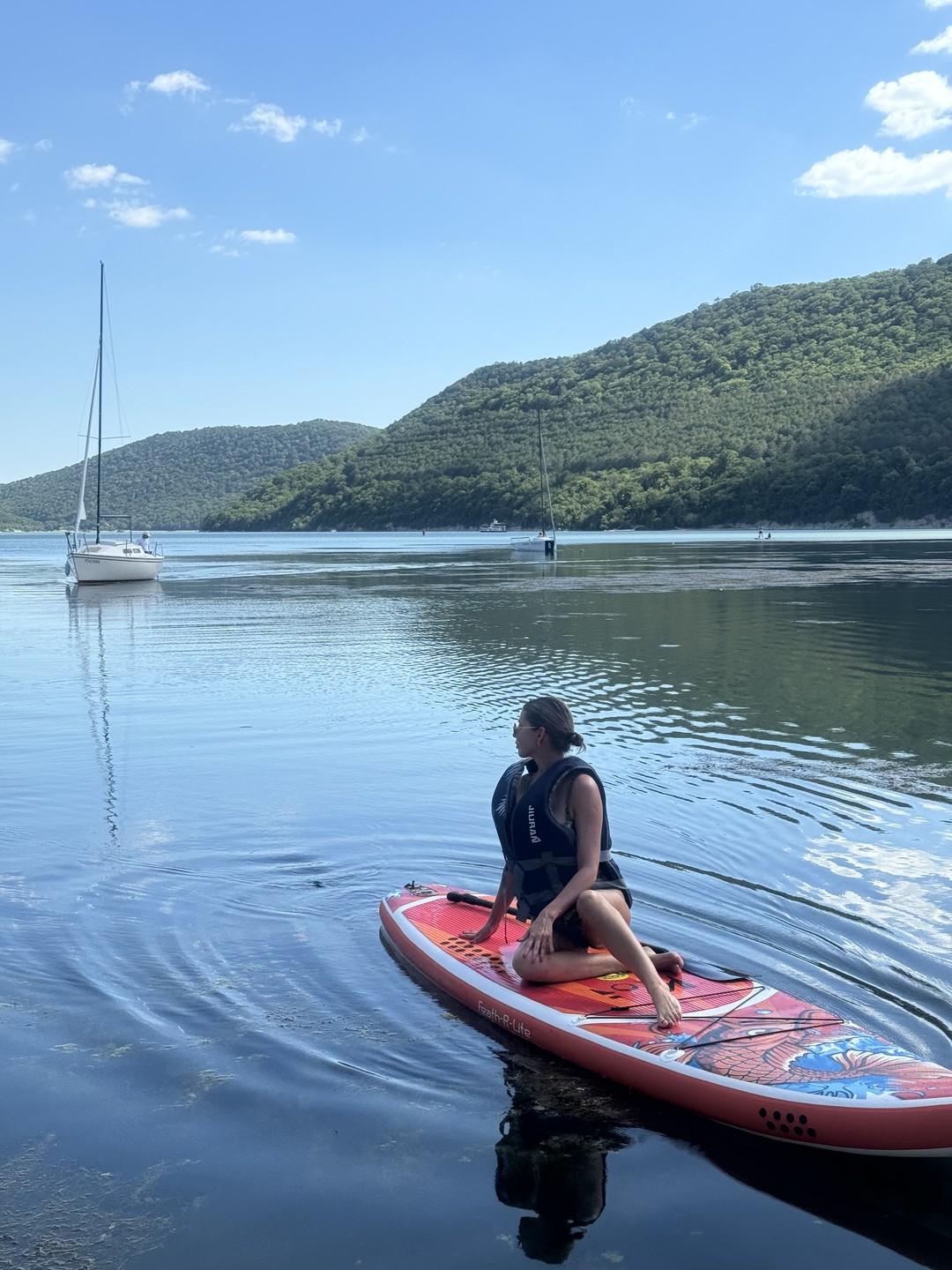 Спасибо, экскурсия очень понравилась. Плавала на сапе впервые. Было совсем не страшно. Мне дали жилет. Управлять