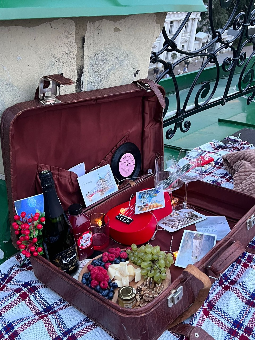 Спасибо за приятное впечатление, очень уютно. Сидеть на крыше, пить игристое и смотреть на любимый город.