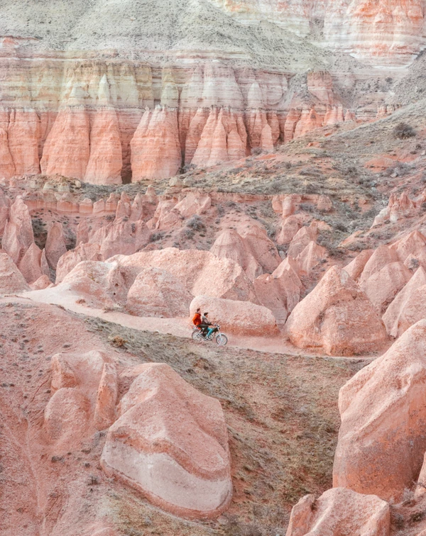 Закат в Каппадокии: город-крепость Ортахисар и Красная долина