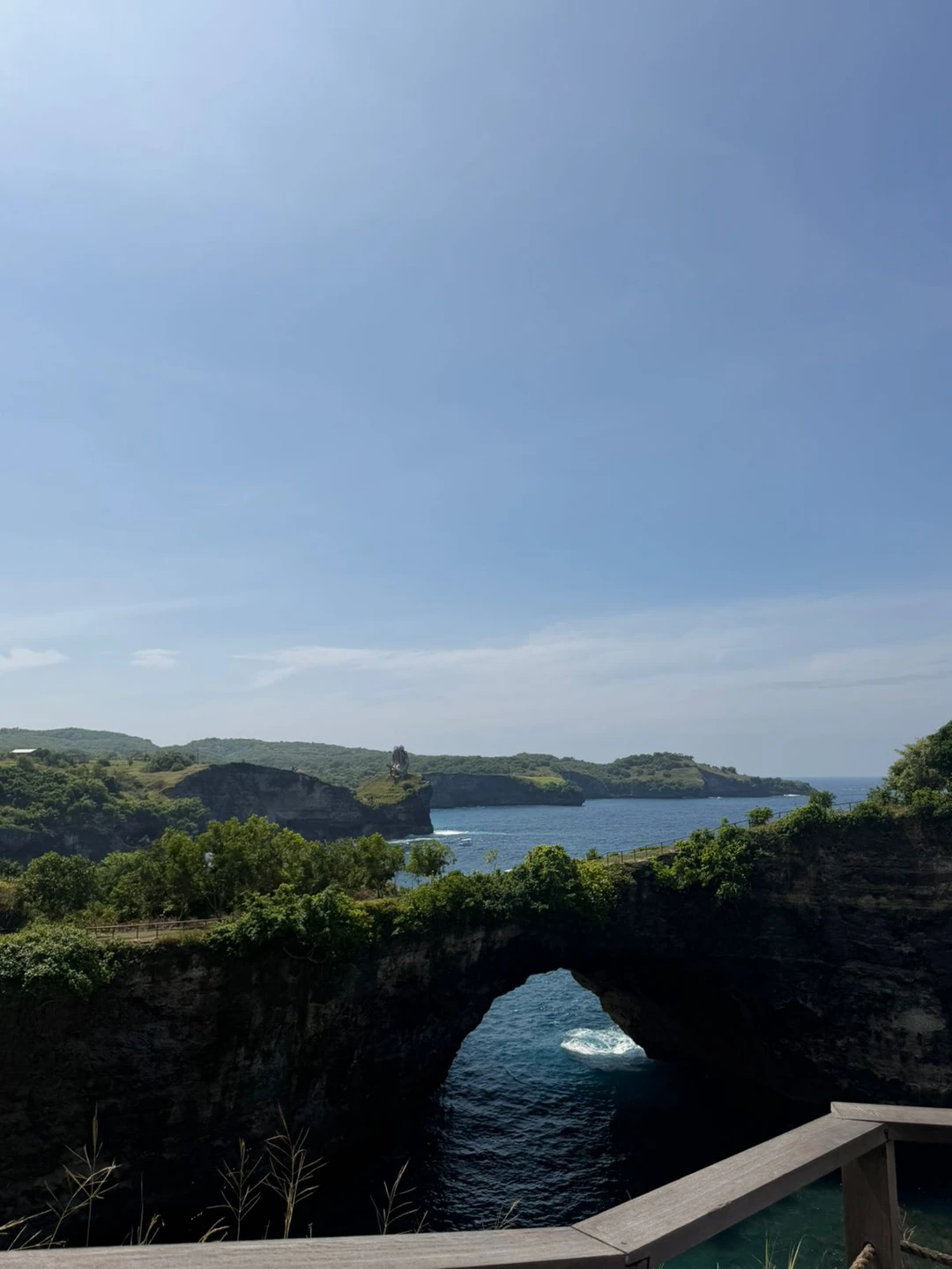 Безумно понравилась экскурсия на Нусу Пениду. Водитель показывал места, делал фотографии, со всем помогал и делал