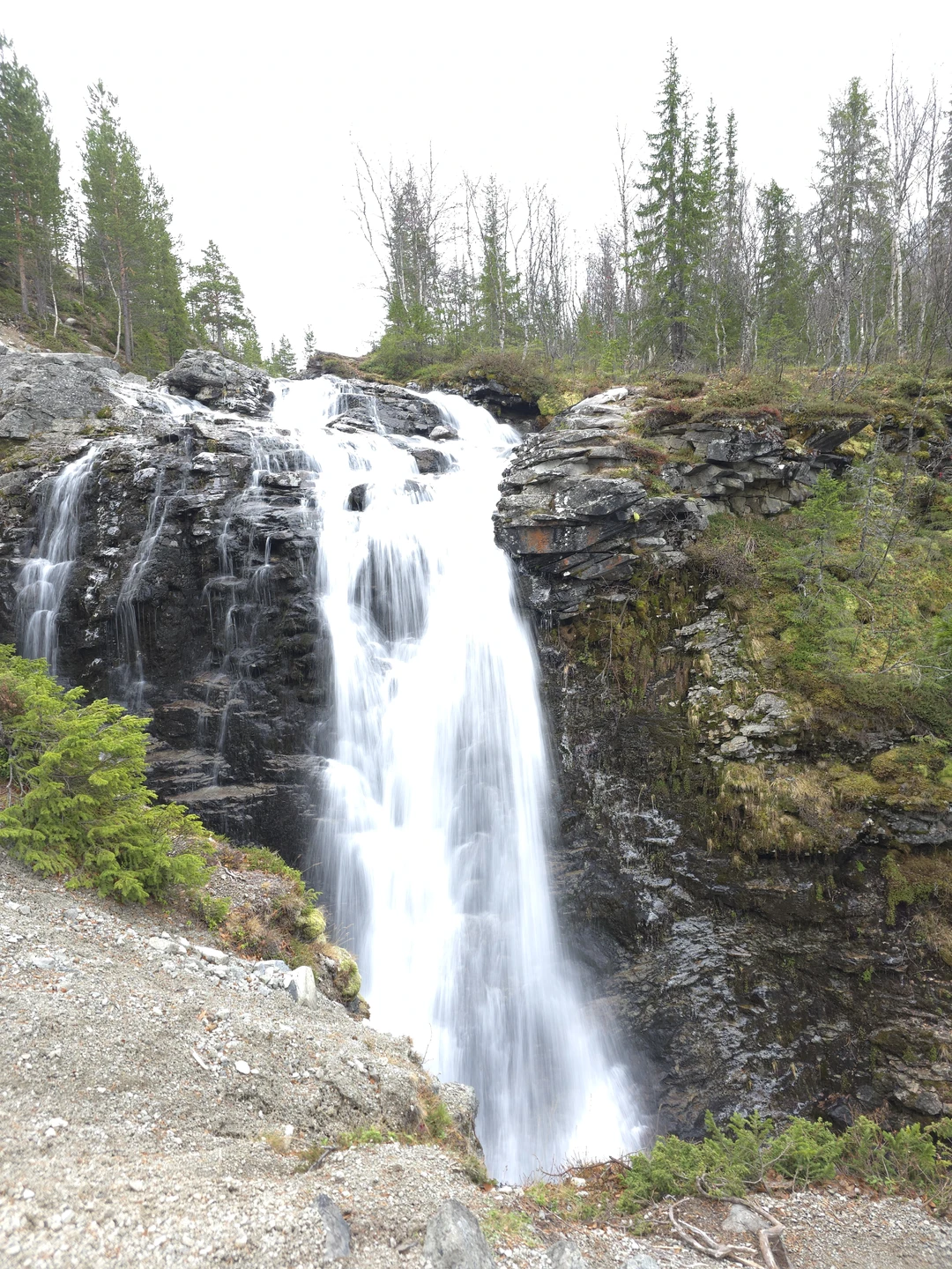Необычно! Классно! Красиво! Интересные истории и факты) но ножками надо походить) надо еще раз приехать, ток летом уже)