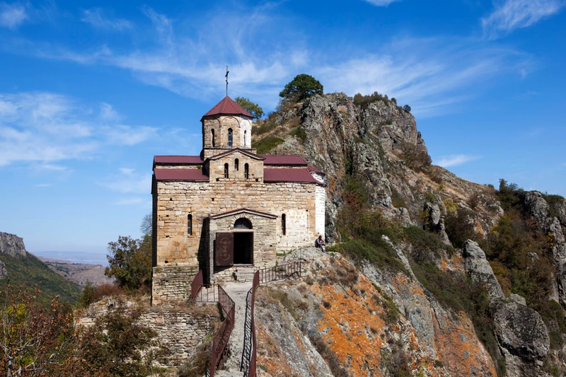Небольшой компанией по Домбаю: от пещер до вершин и озёр