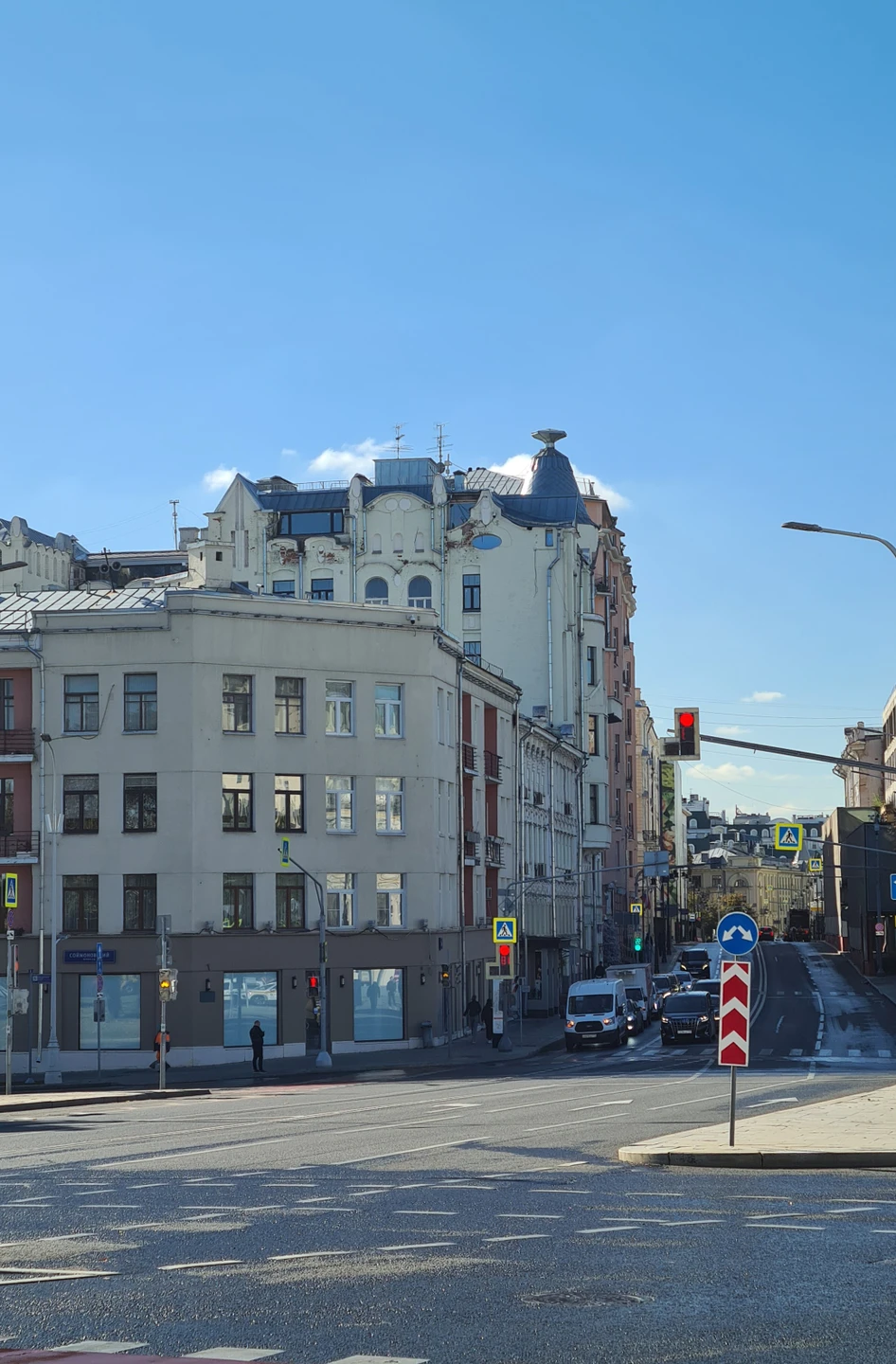 Ольга - потрясающий гид и увлечённый своим делом человек! Подача материала живая, интересная, лёгкая. Всё было