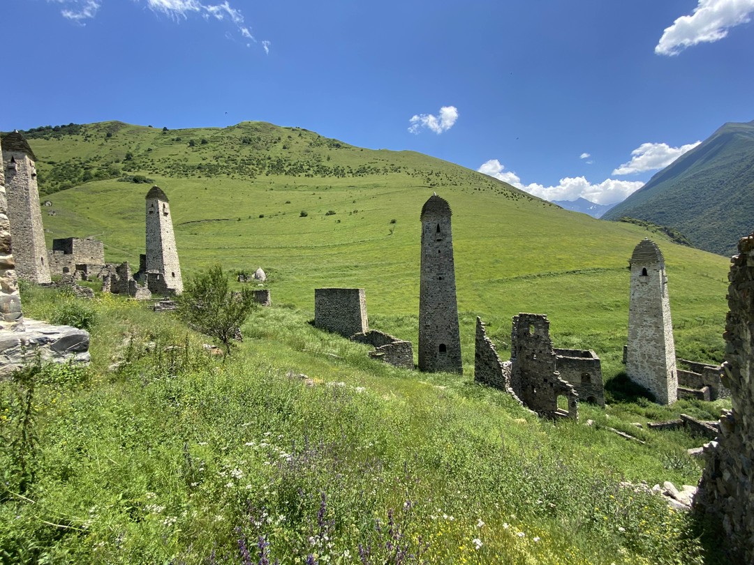 Долгая интересная поездка, красивые горы, башни, а на горах растет чабрец 😊 фото с этой поездки