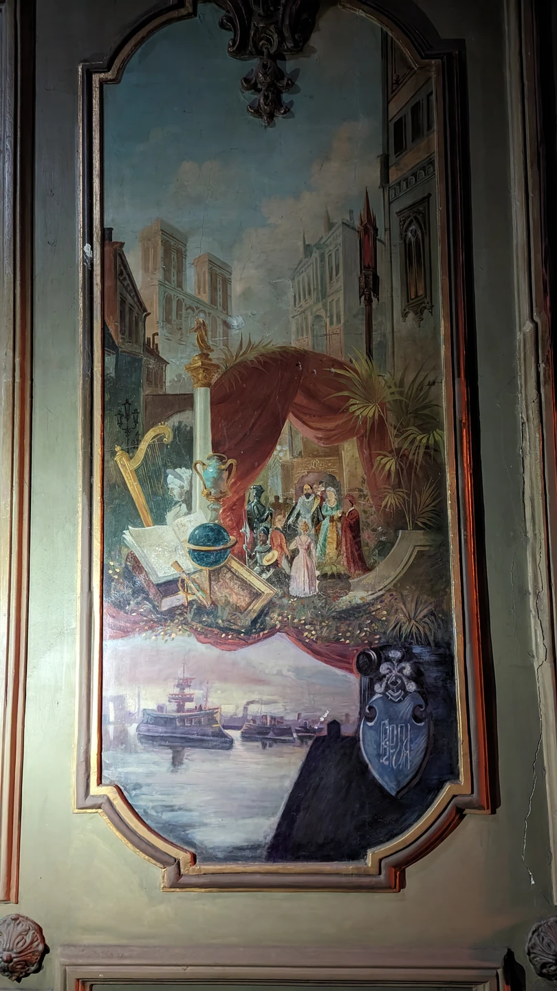 Молодой человек в костюме тройка и в пальто, с волшебным чемоданчиком, в котором можно найти интересные