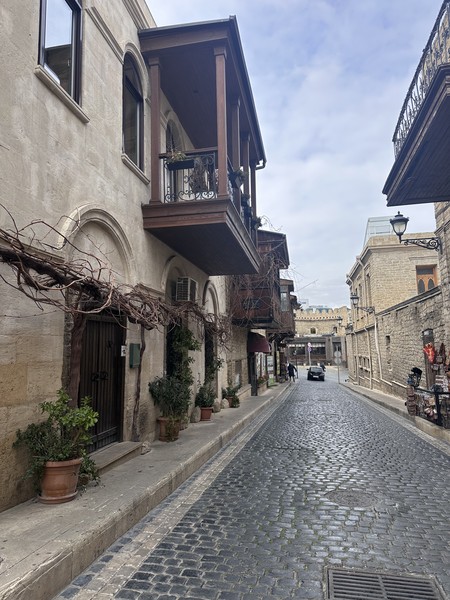 Хорошая экскурсия, Эльнур отличный гид, много знает, экскурсия достаточно познавательная. Заводит в самые неприметные улочки Старого