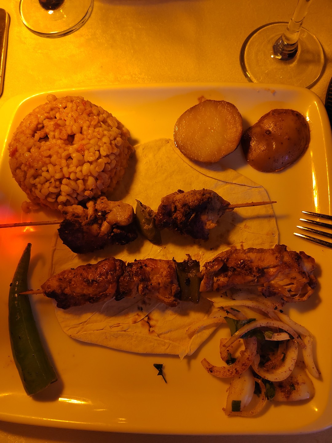 Заказывали первый раз. Все прошло очень хорошо. Организаторы были всегда на связи, отвечали быстро. Просили стол