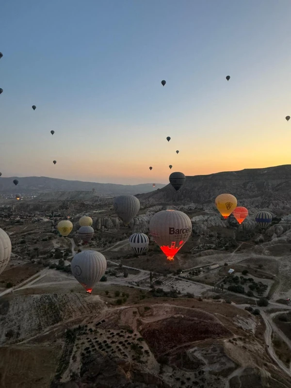 Полёт на воздушном шаре: долины Каппадокии на рассвете