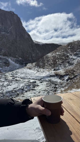 Только приятные впечатления! Благодарим Умара за прекрасную поездку. Накормил, чаем напоил, шапку дал, фото сделал! Что может быть лучше?)