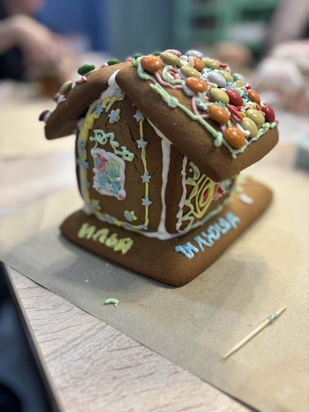 Замечательный мастер - класс! Очень хорошо организован, помогают сделать пряник, прекрасная упаковка, чудесный магазин сувениров. Нареканий