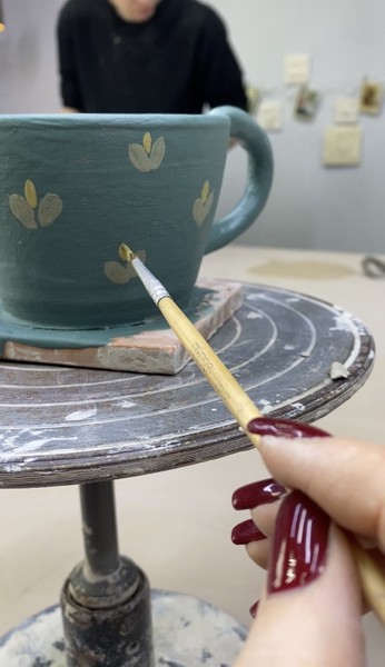 Прекрасное место, чудесные люди, профессионалы своего дела. Мы с дочкой успели сделать две полноценные работы, я