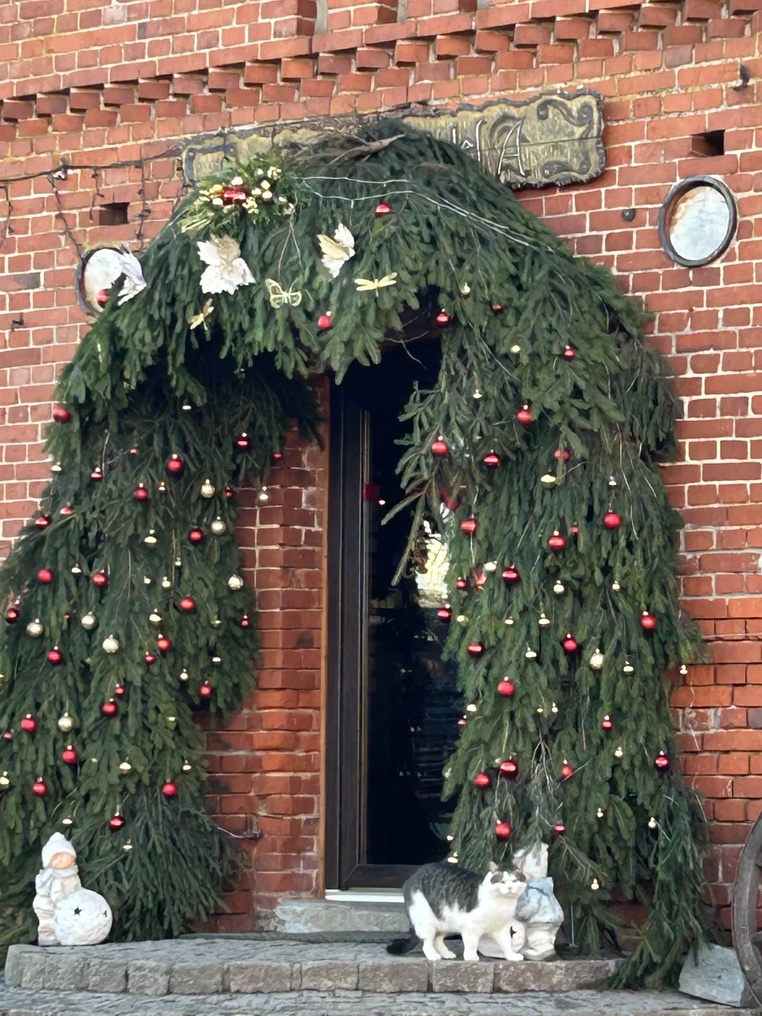 Экскурсия понравилась. Автобус комфортабельный, экскурсовод отличный! Времени на все хватило. Накупили вкусняшек (конфеты с сыром, мммм)
