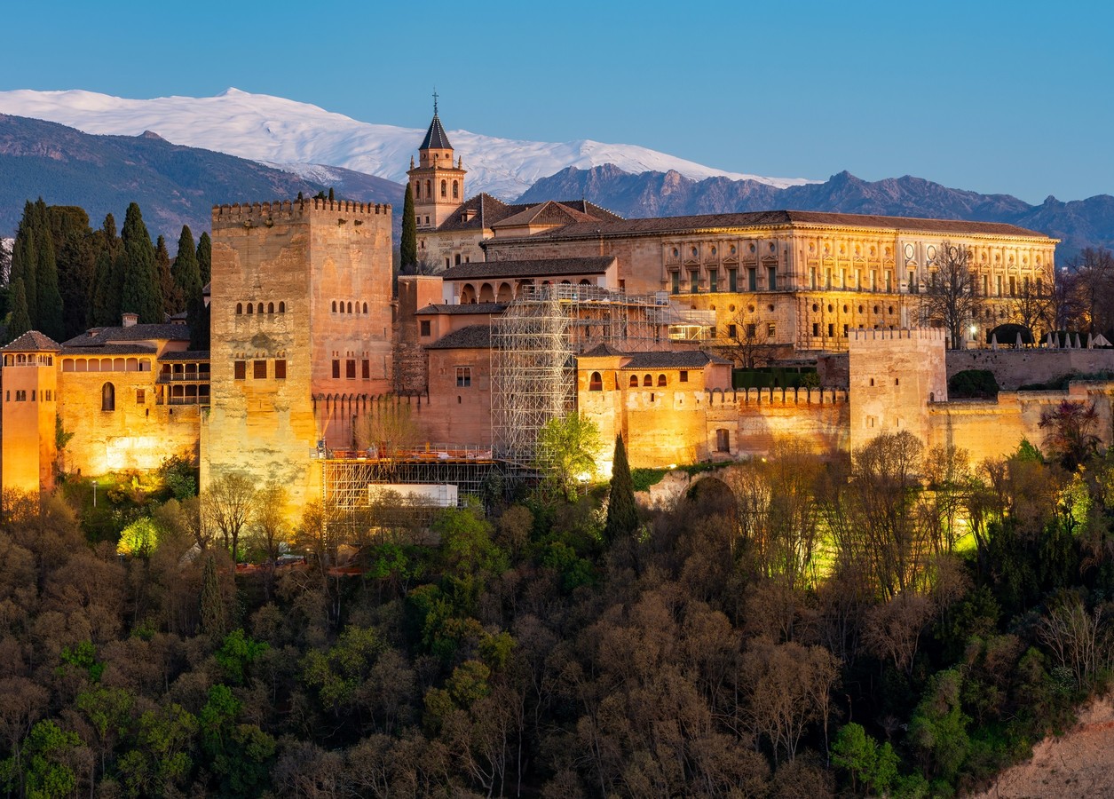 Альгамбра в объятьях ночи