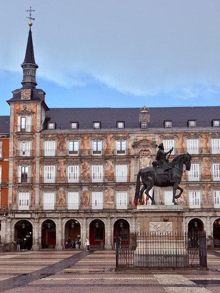 Итак… Мадрид нас встретил теплой дождливой погодой и ярким, умным и максимально приятным гидом, а именно