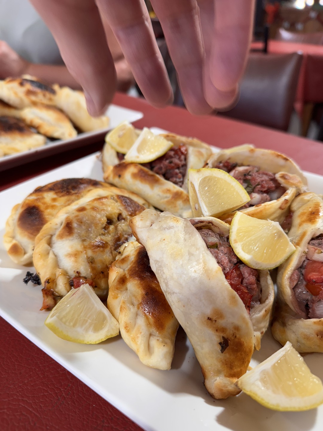 Договорились с Александром о поездке в горы. Путешествие включало в себя остановки в красивых местах, дегустацию