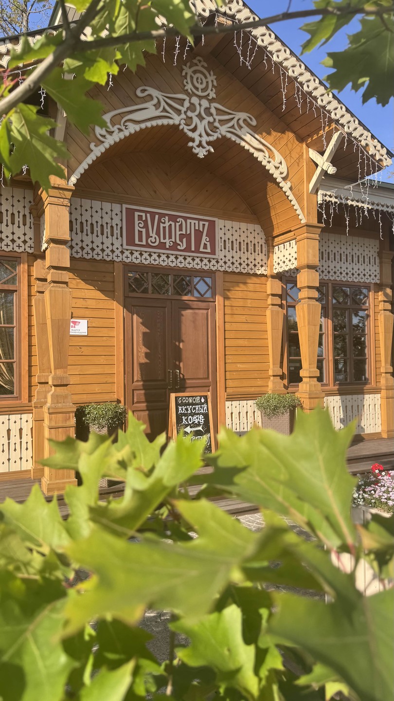 Невероятно интересная экскурсия, 2часа пролетели как миг. Елена прекрасно владеет материалом, любит свой город и захватывает