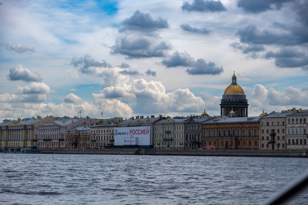 Внимательный, знающий капитан. Маршрут составлен хорошо, посвящен в основном акватории Невы. По каналам прошли совсем немного.