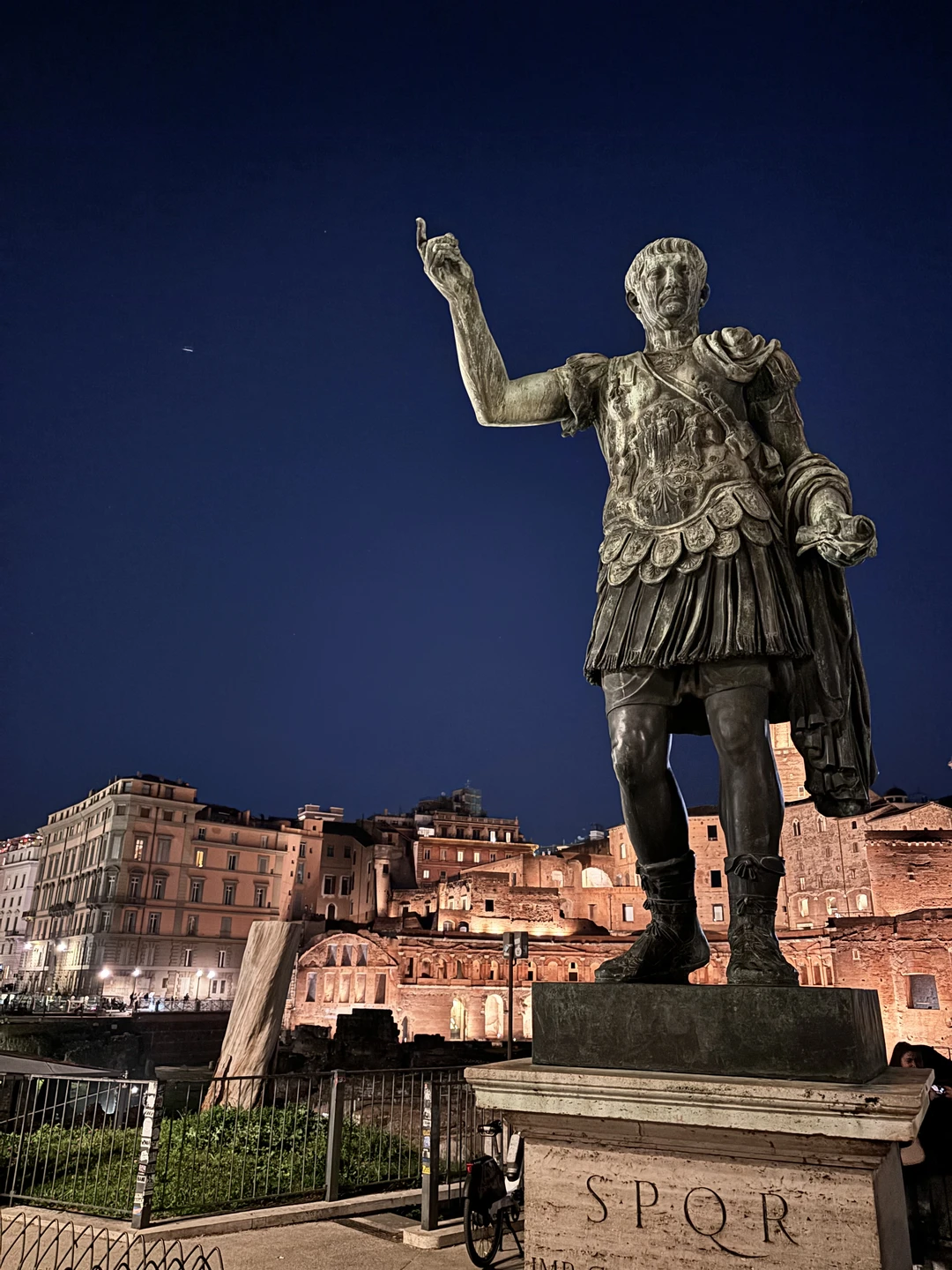 Если вы тоже регулярно задумываетесь о Римской Империи, то Мадияр виртуозно погрузит вас в ее историю