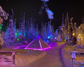 Снежная деревня «, ледяные гейзеры, Музей камня, горнолыжный комплекс и арт-парк» Таинственный лес