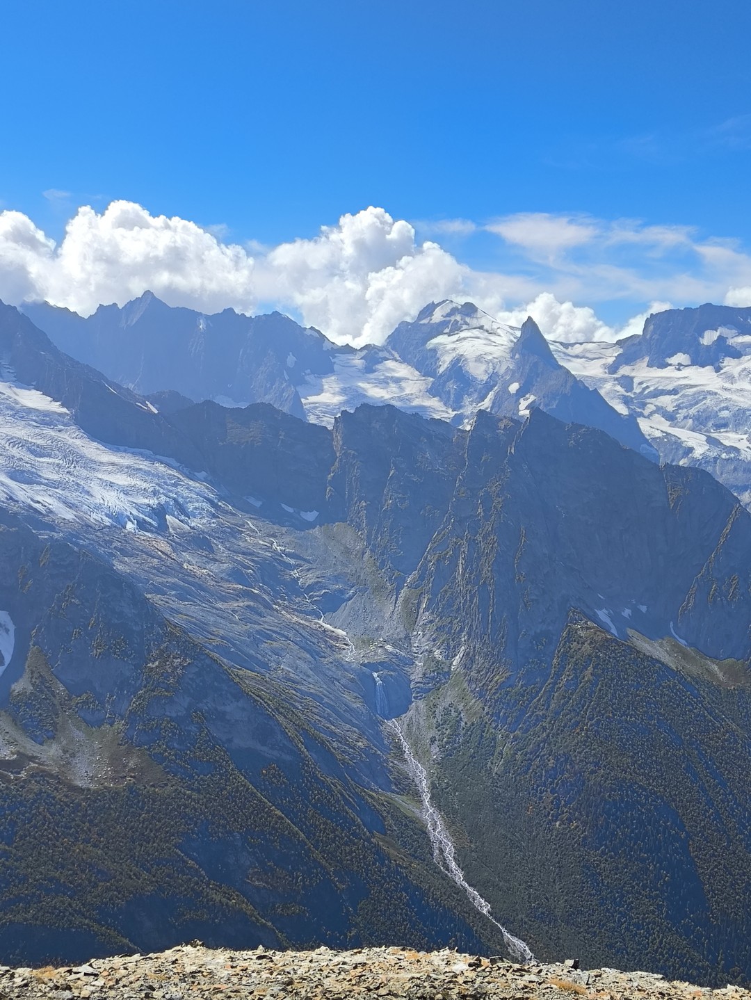 Сегодня приехали с Домбая. Замечательная поездка. Во-первых, хороший автобус с кондиционером, компания большая, но всё прошло