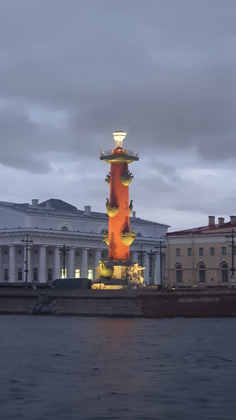 Спокойная атмосфера вечернего города, мы были на 2 этаже, удалось сделать очень красивые кадры. Музыкальное сопровождение