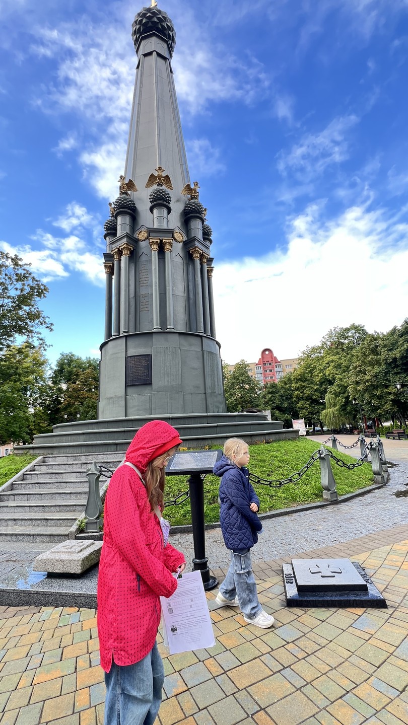 Мы бронировали индивидуальную экскурсию 3 взрослых и 2 ребенка (8 и 12 лет) с пометкой, что
