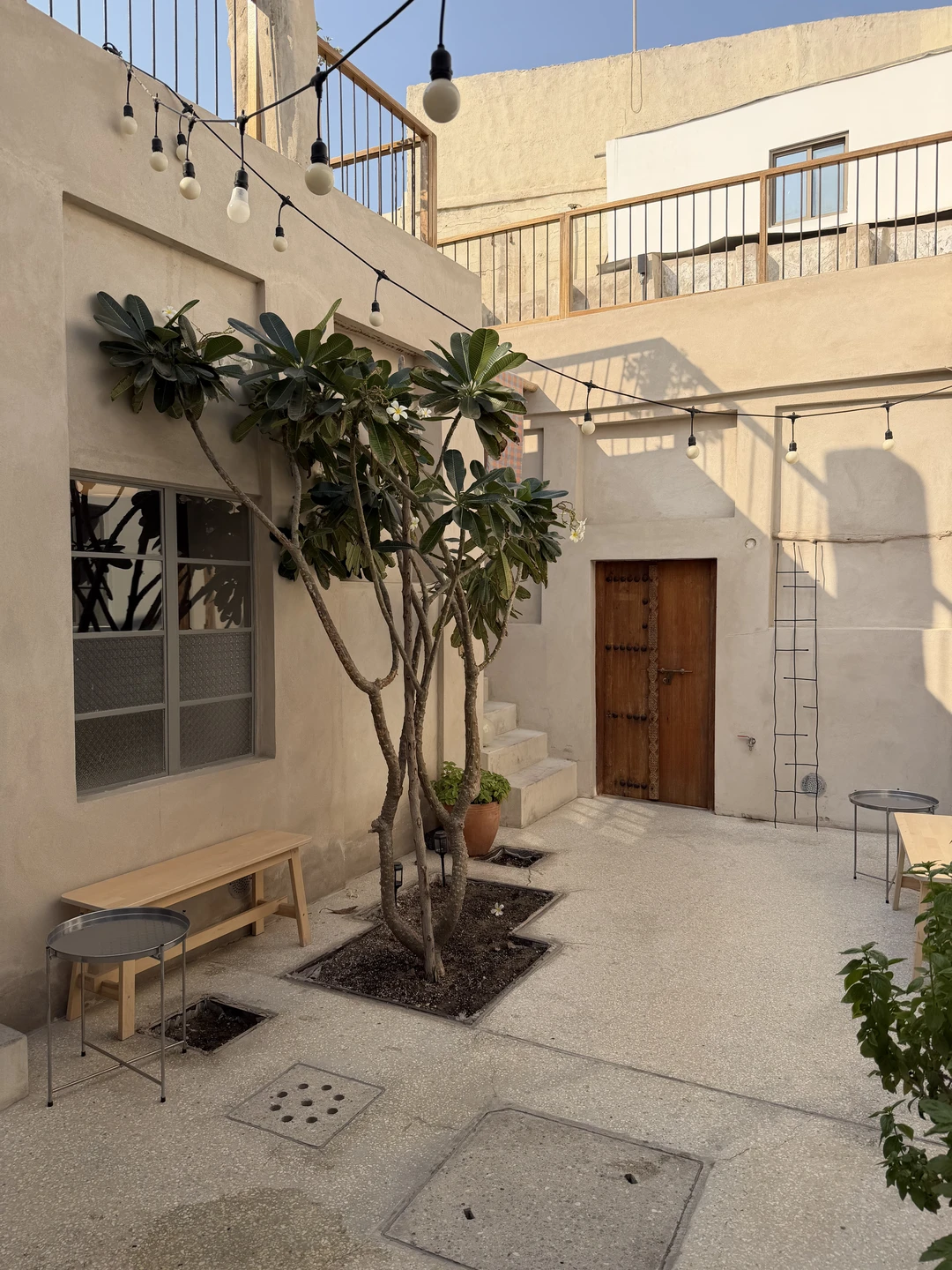 Гид давно живет в Бахрейне, хорошо знает историю, обычаи и современную жизнь. Экскурсия проходила на машине