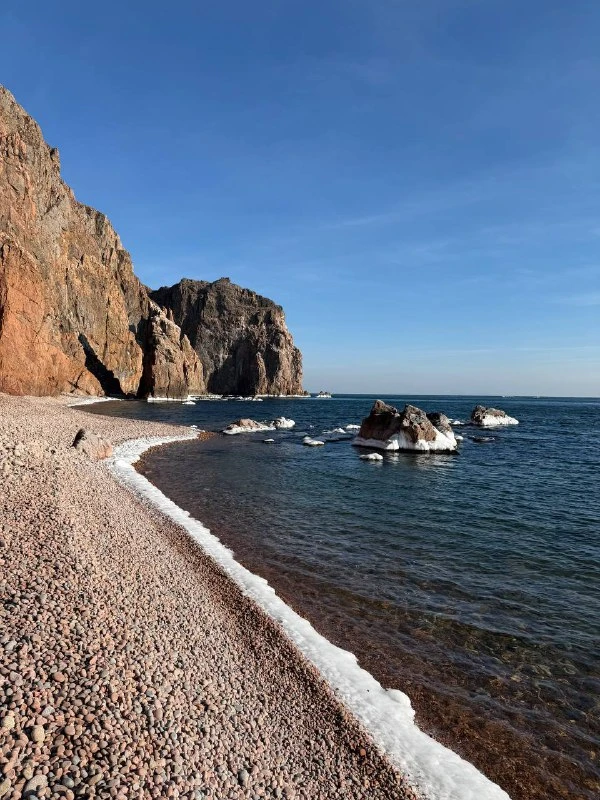 Провели прекрасный день на экскурсии. Несмотря на прохладную и ветреную погоду, Полине удалось сделать поездку насыщенной