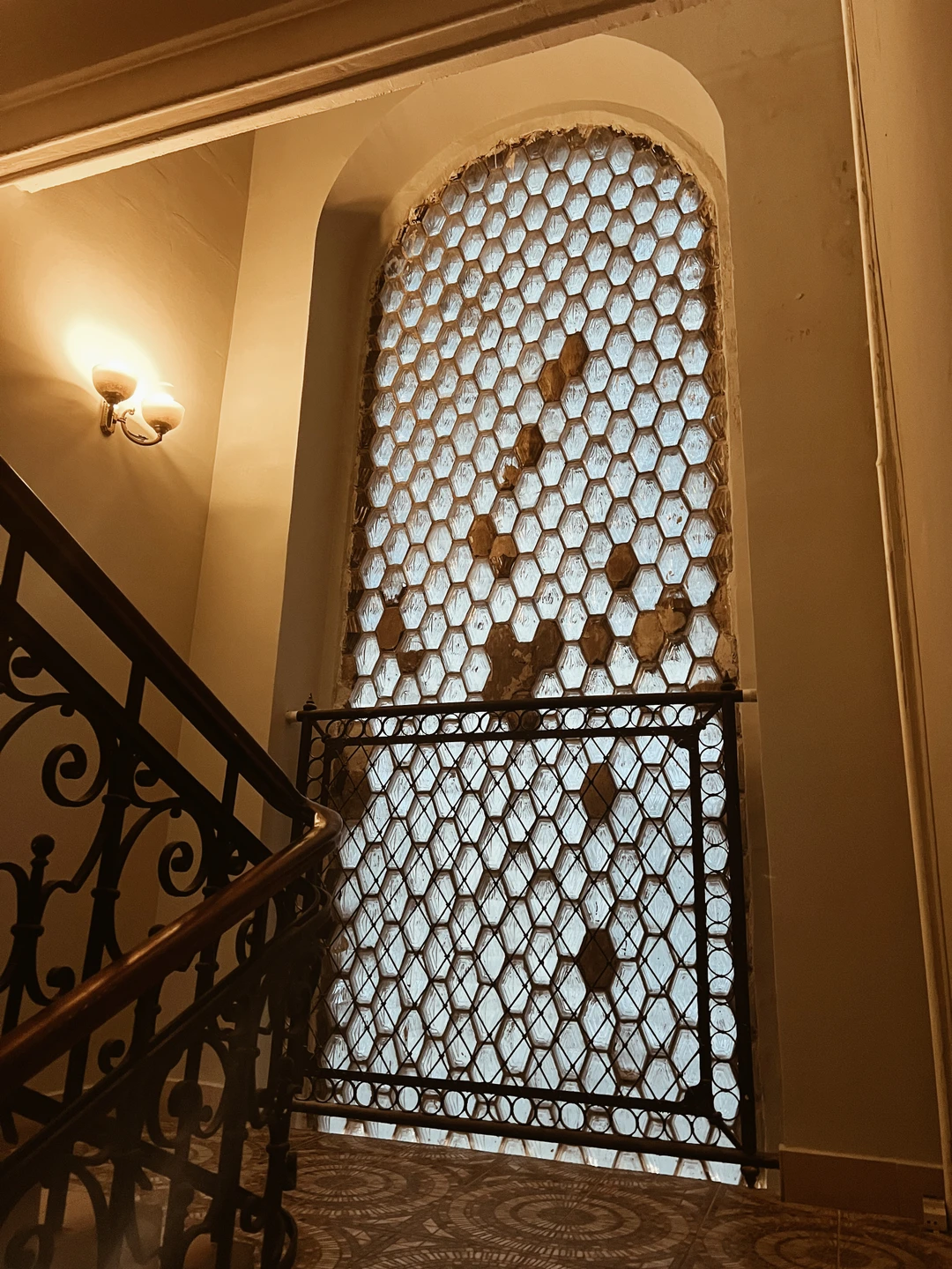 Отличный зимний фотоквест! Интересный маршрут, тайные переулки и парадные, скрытые за историческими фасадами. Столько раз проходили