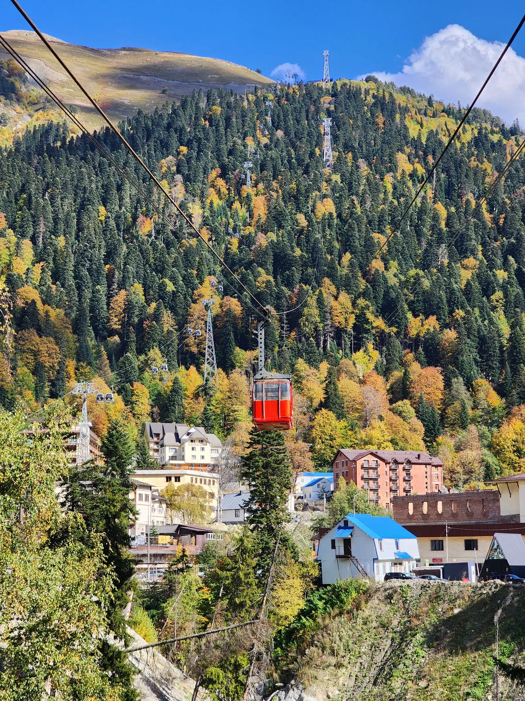 Были на индивидуальной экскурсии в Домбай вчера, 6 октября с гидом Андреем. Нас было четверо- двое