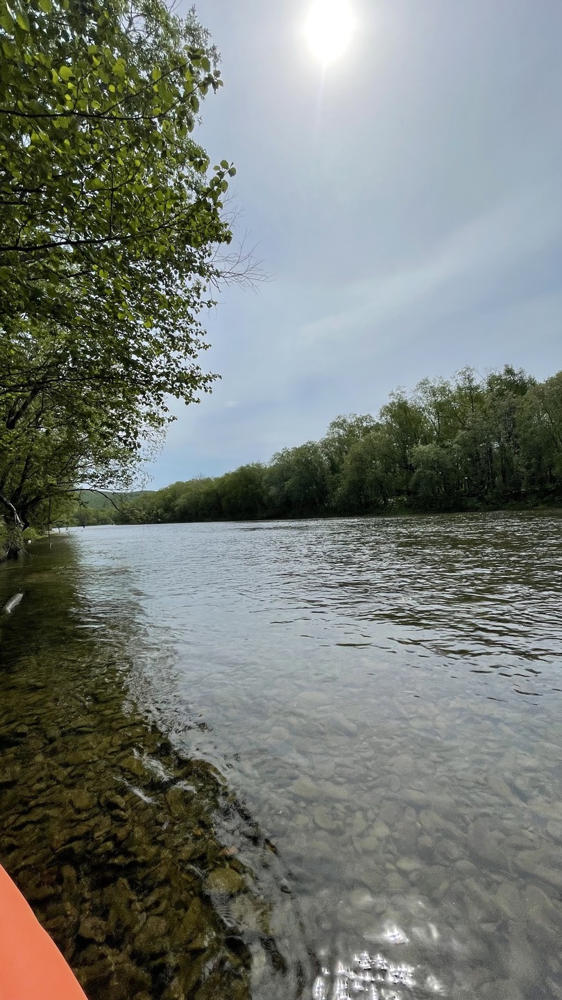 Формат данной экскурсии сильно зависит от течения и полноты реки. У нас получилась размеренная прогулка на байдарке в течении 6 часов (устали грести)