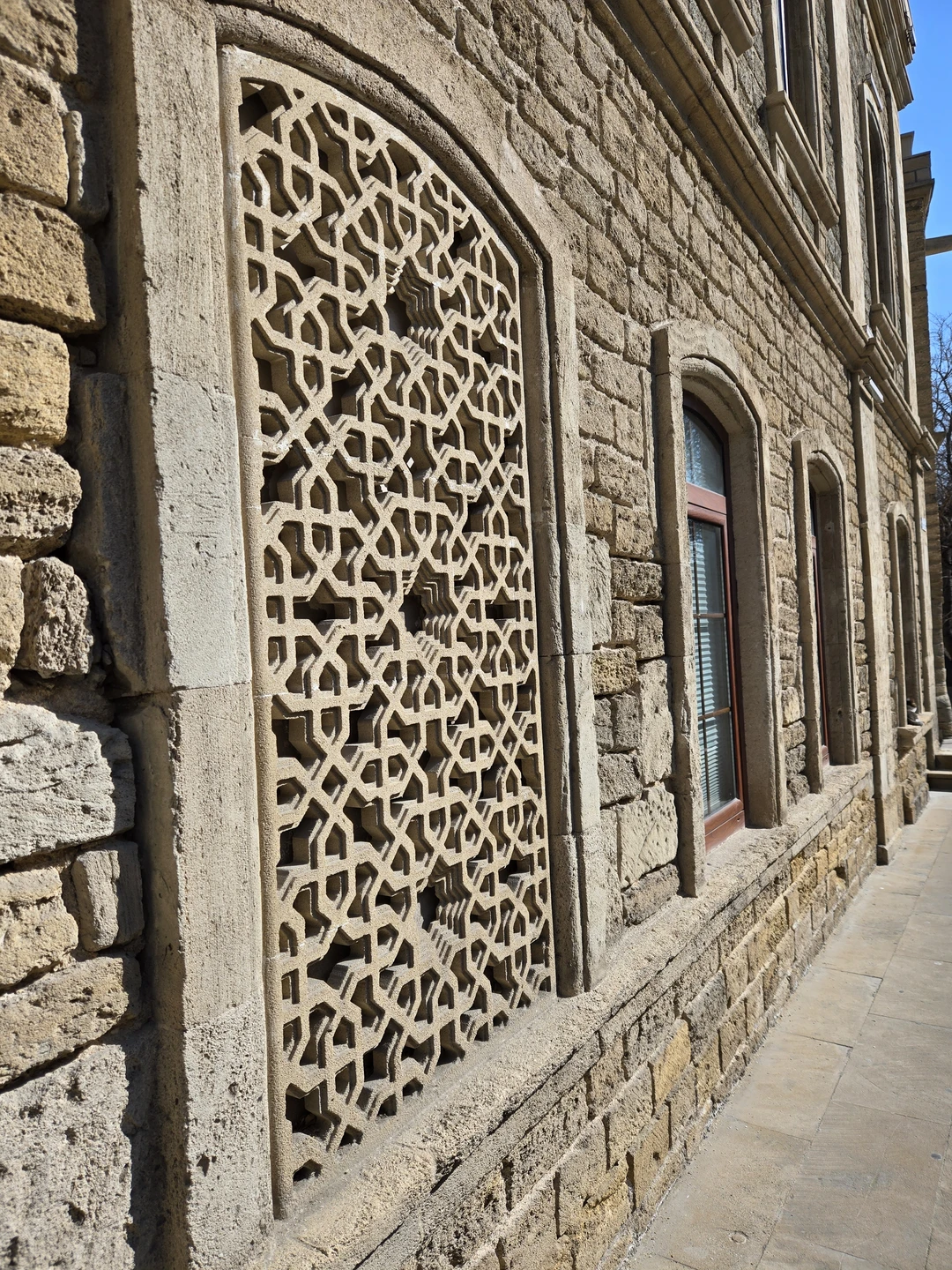 Огромное спасибо за экскурсию! Вел маршрут Рамиль, кореной Бакинец и человек влюблённый в свой город. Было очень интересно и познавательно