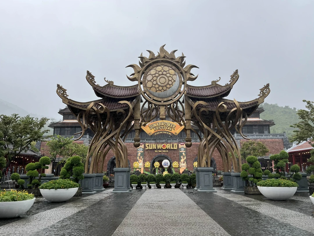 Мы попали в тайфун и поэтому данная экскурсия не особо удалась. Золотой мост был закрыт и