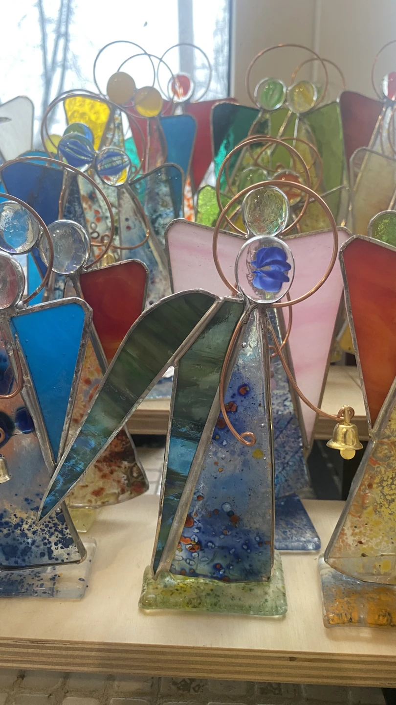 Была в мастерской на мастер-классе « Знакомство с Тиффани», где мы с мастером Анастасией сделали красивого