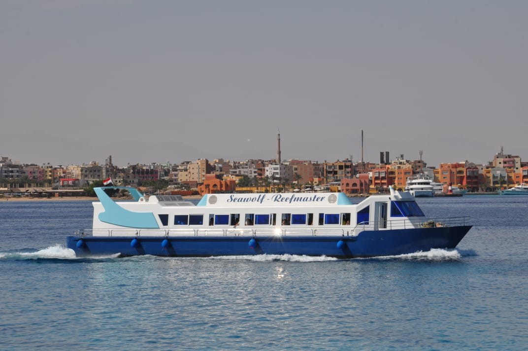 Морская прогулка на лодке с прозрачным дном