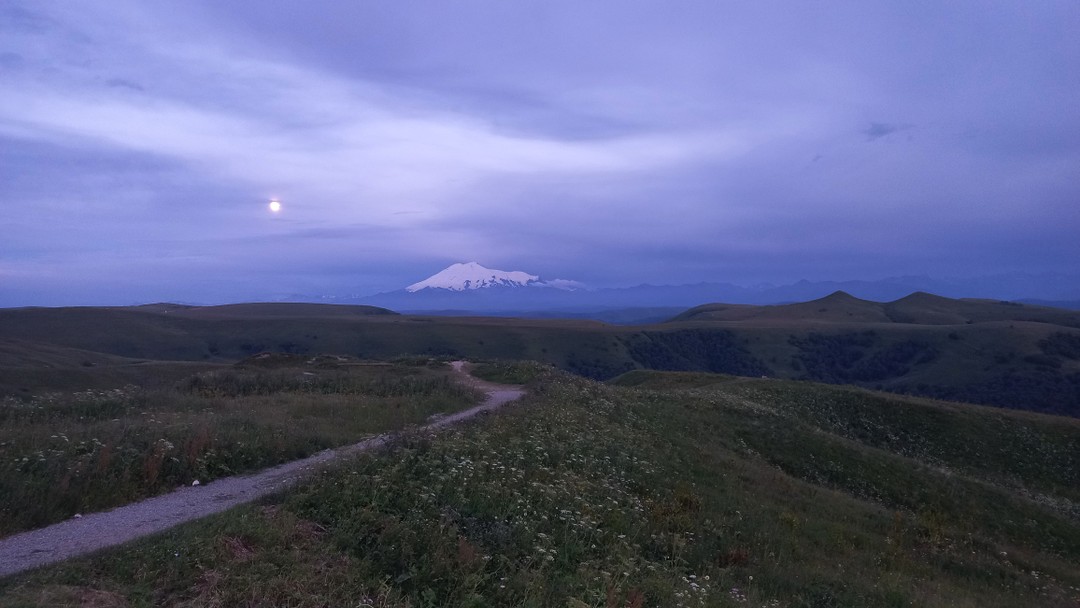 Потрясающее путешествие. Пьянящий своей красотой вид с Гумбаши. Древние храмы и святыни. Красоты Архыза. Сырная пещера,